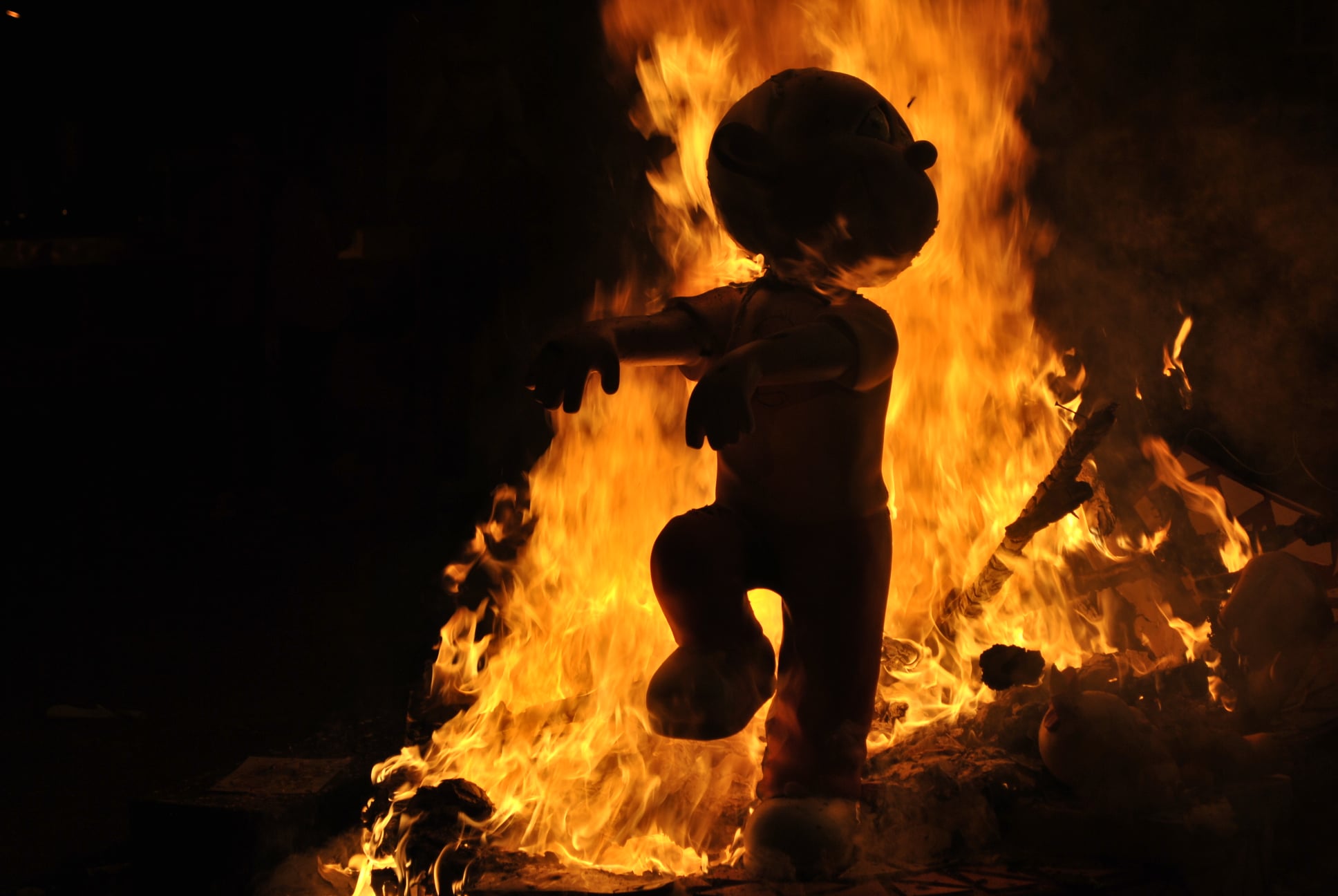 Falla en llamas. Es la cremá de las fallas, y ésta es una falla en llamas, en la que solo queda en pie, un ninot que representa a un niño.